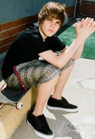 Justin Bieber Foto de Justin Bieber sentado