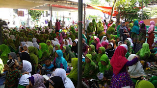 Kehadiran warga sampai ke halaman masjid
