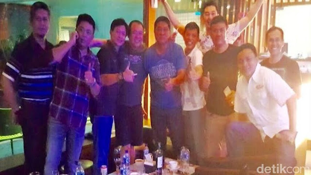 Heboh Foto Perwira Polisi Kongkow Bareng Bos Sawit di Riau Heboh Foto Perwira Polisi Kongkow Bareng Bos Sawit di Riau