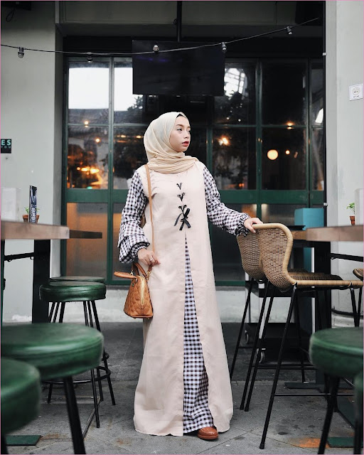 Outfit Baju Gamis Berhijab Ala Selebgram 2018 gamis abaya kotak kotak hitam putih hijab pashmina rawis krem muda lace ups flatshoes loafers and slip ons coklat tua slingbags ciput rajut trendy terbaru 2018 ootd outfit selebgram Outfit Baju Gamis Berhijab Ala Selebgram 2018 gamis abaya kotak kotak hitam putih hijab pashmina rawis krem muda lace ups flatshoes loafers and slip ons coklat tua slingbags ciput rajut trendy terbaru 2018 ootd outfit selebgram