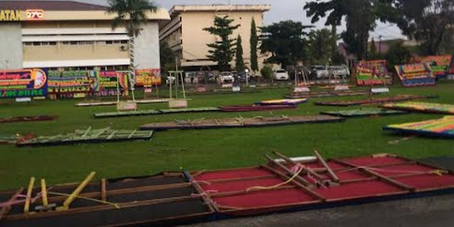 Puluhan Papan Bunga Di Halaman Mapolda itu Pun Roboh Di Guyur Hujan