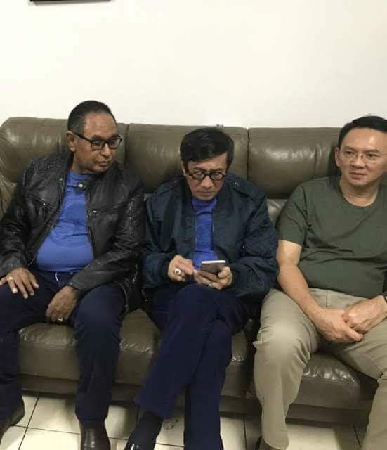 Tatapan Kosong Ahok Saat Foto Bersama Yasonna Laoly dan Djan Faridz Tatapan Kosong Ahok Saat Foto Bersama Yasonna Laoly dan Djan Faridz