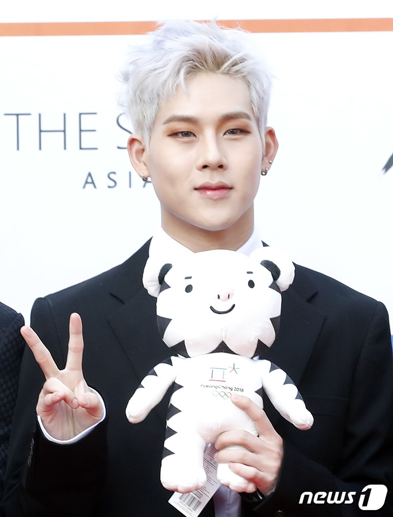 오늘자 AAA 시상식 레드카펫 몬스타엑스.jpg | 인스티즈