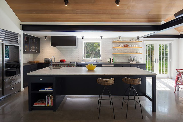 Moderne-Küche-mit-Kachel-Backsplash-und-Beton-Boden