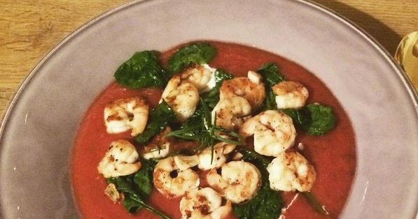 TOMATENSÜPPCHEN MIT SCAMPIS &amp; BLATTSPINAT