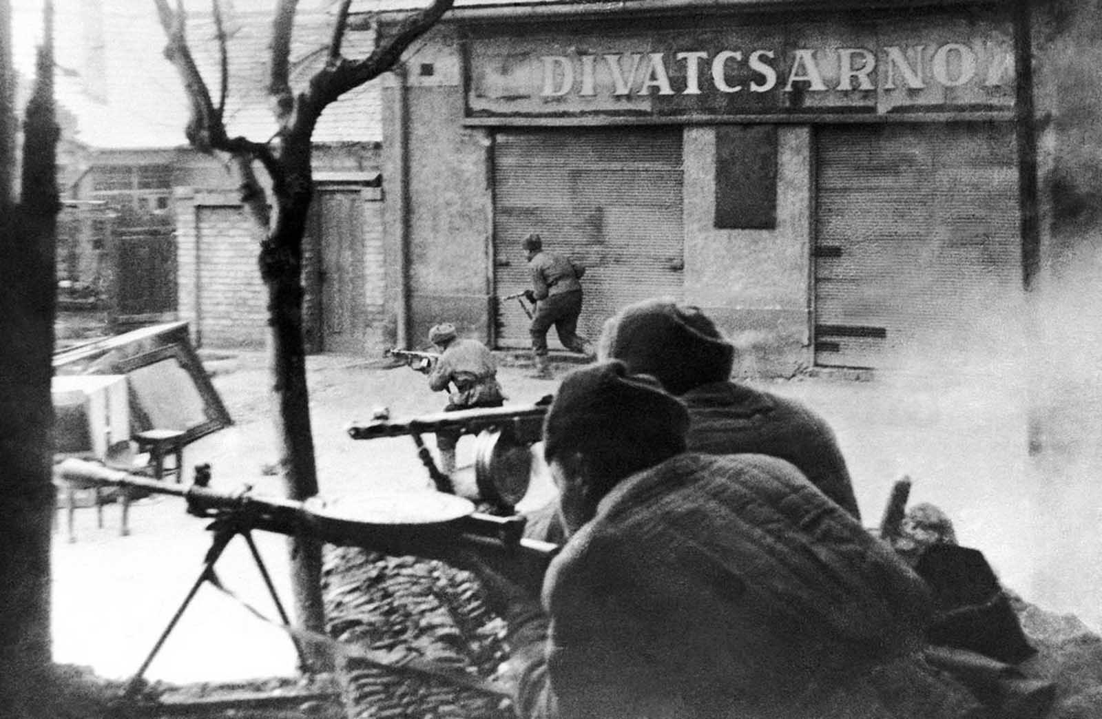 Soviet troops of the 3rd Ukrainian front in action amid the buildings of the Hungarian capital on February 5, 1945.