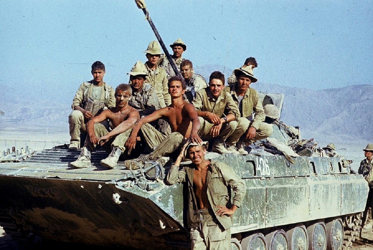 Ввод войск в афганистан 1979. В каком году был афган. Советская интервенция в афганистане 1979. Ограниченный контингент советских войск в афганистане оксва. Советские войска в афганистане 1979.