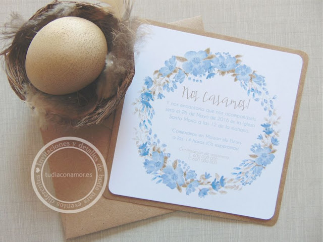 Invitación con corona de flores Invitación de boda con corona de flores pintadas en acuarela azul