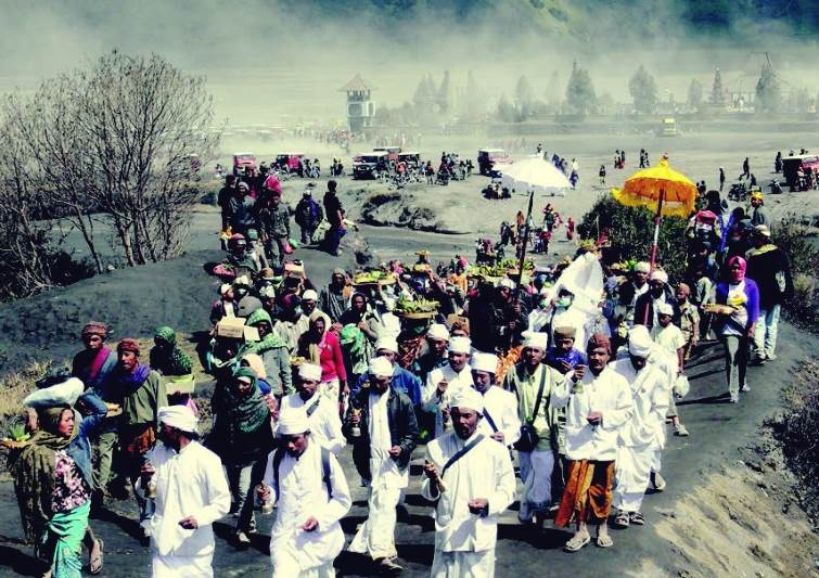ritual_suku_tengger Kegitan ritual rutin suku Tengger di lereng gunung bromo