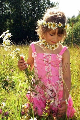 Foto anak perempuan kecil bermain bunga Foto anak perempuan kecil bermain bunga