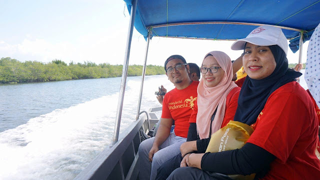 Ni la bot kami. Dengar kata kat sungai ni ada buaya.. scary weii Menjelajah Tempat Menarik Di Pulau Lingga Indonesia