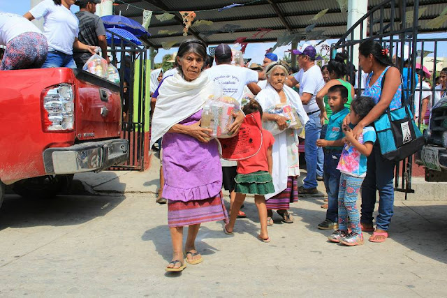 Entregan “amigos de Basaldú” víveres a mujeres de Huazolotitlán