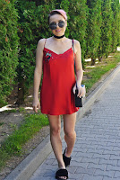 http://www.karyn.pl/2017/07/satynowa-sukienka-oraz-wochate-klapki.html