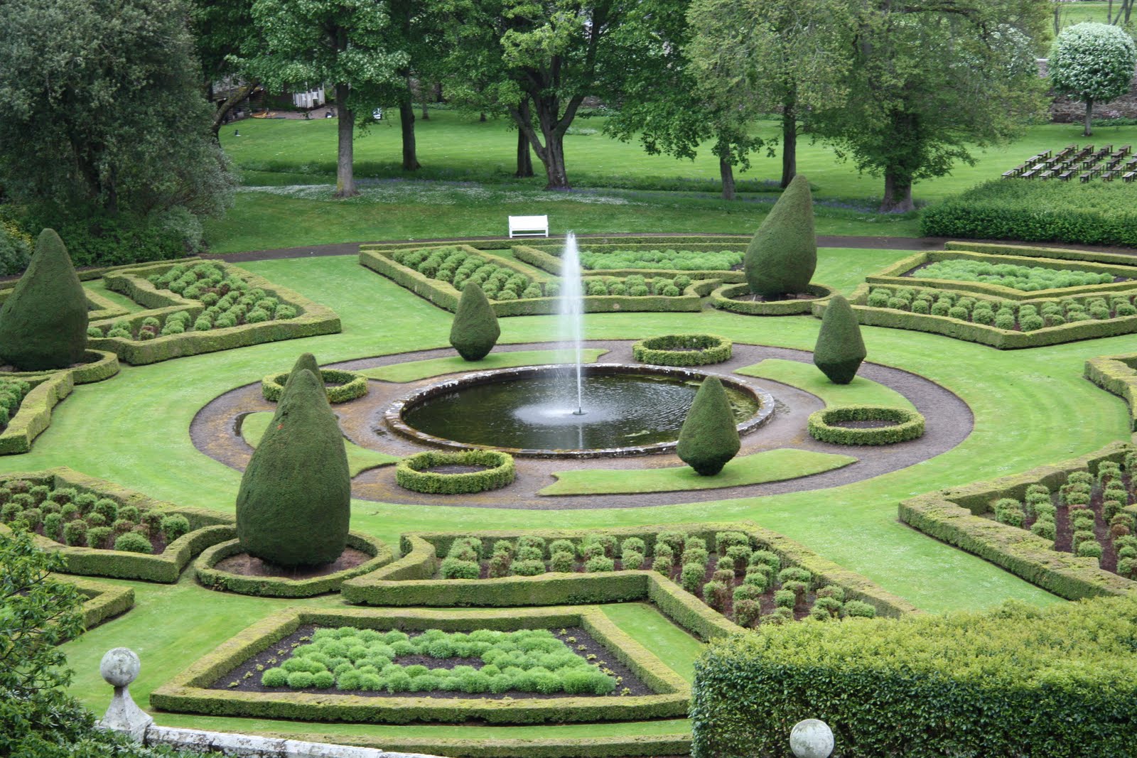 aonach-mor-luxury-holiday-accommodation-beautiful-gardens