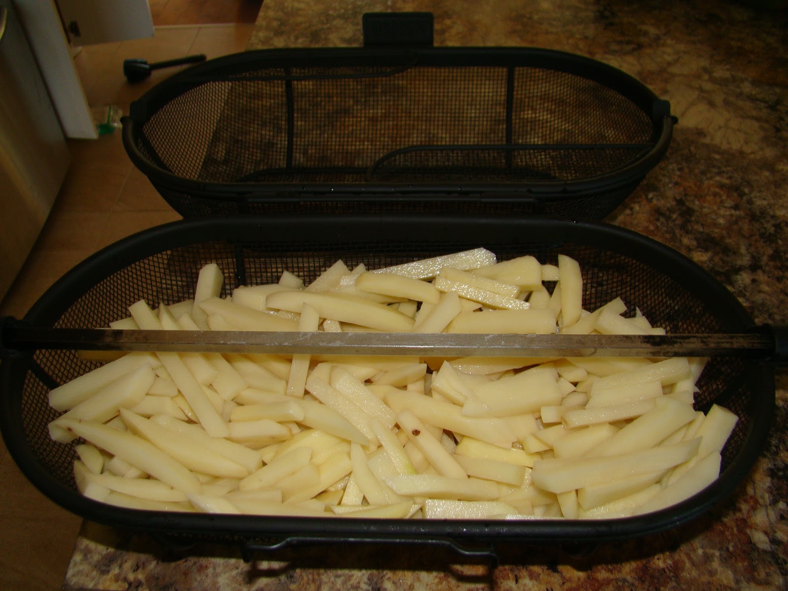 Kamado Joe Grilling Passion er Premium Fine Mesh Rotisserie Basket