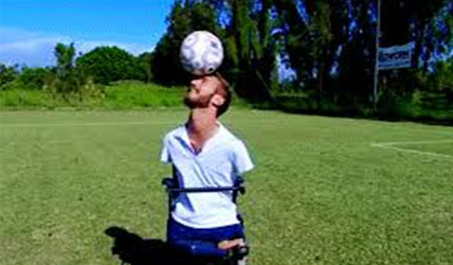 এক ঘণ্টায় ১৮০০ মানুষকে বুকে জড়িয়ে বিশ্ব রেকর্ড করেছেন নিক ভুজিসিক