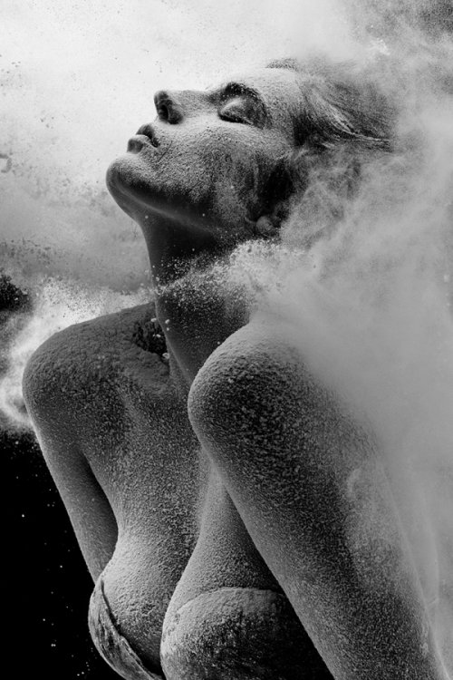 As lindas bailarinas dançando e explodindo na fotografia de Alexander Yakovlev Alexander Yakovlev fotografia mulheres dançarinas bailarinas explodindo mirages beleza arte preto e branco