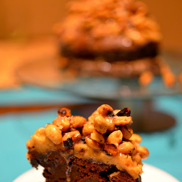 Tort brownie z kremem fistaszkowym i karmelem - Czytaj więcej »