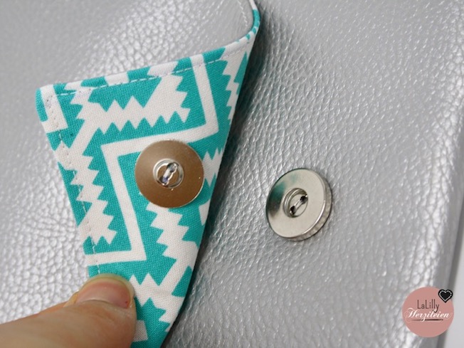 Tasche mit aufgenähtem Magnetverschluss In meiner Serie "Taschenverschlüsse für selbstgenähte Taschen" möchte ich dir im Teil 1 verschiedene Gruppen von Taschenverschlüssen vorstellen und dir bei der Wahl des richtigen Verschlusses für dein projekt helfen. In den folgenden Teilen der Serie werde ich dir dann zeigen wie und zu welchem Zeitpunkt beim Nähen deiner Tasche du die unterschiedlichen Verschlüsse anbringen musst.
