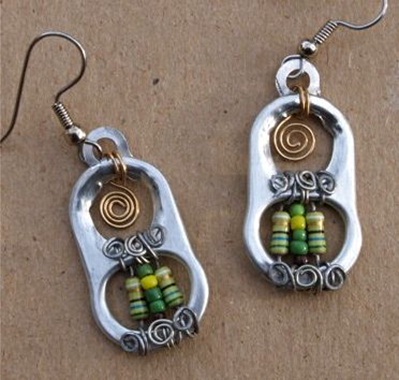 Anting terbuat dari cincin-tarik dan resistor elektrik. Anting terbuat dari cincin-tarik dan resistor elektrik.