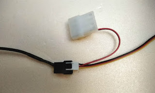 3ピンで接続されたPCファンと変換ケーブル