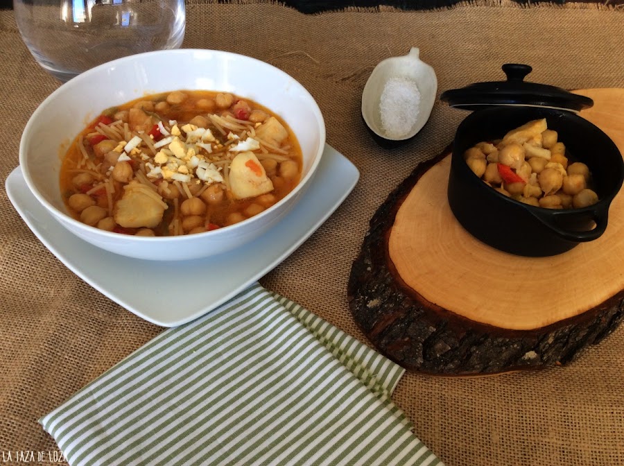 plato-servido-de-garbanzos-y-bacalao-con-fideos