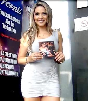 Vernis Hernández Foto de Vernis Hernández con vestido blanco