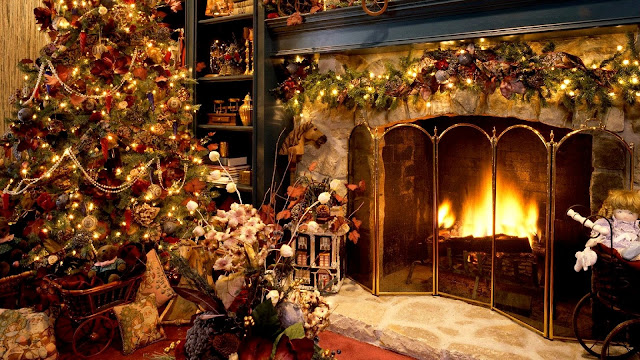 Huiskamet met openhaard en kerstversiering