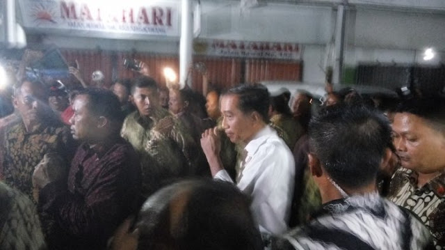 Di Singkawang, Jokowi Makan Malam di Pasar, Pemilik Gerobak Kaget