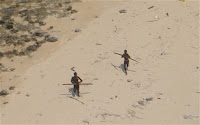 Fuente: https://www.telegraph.co.uk/news/worldnews/asia/india/1509987/Stone-Age-tribe-kills-fishermen-who-strayed-on-to-island.html Centineleses atacando un helicóptero