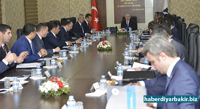 İçişleri Bakan Yardımcısı Sebahattin Öztürk Diyarbakır Valiliğini ziyaret etti DİYARBAKIR-Bir dizi temaslarda bulunmak üzere Diyarbakır’a gelen İçişleri Bakan Yardımcısı Sebahattin Öztürk, Jandarma Asayiş Daire Başkanı Yusuf Kenan Topçu ve Emniyet Genel Müdür Yardımcısı Mehmet Akdeniz birlikte Diyarbakır’ Valiliğini ziyaret etti.