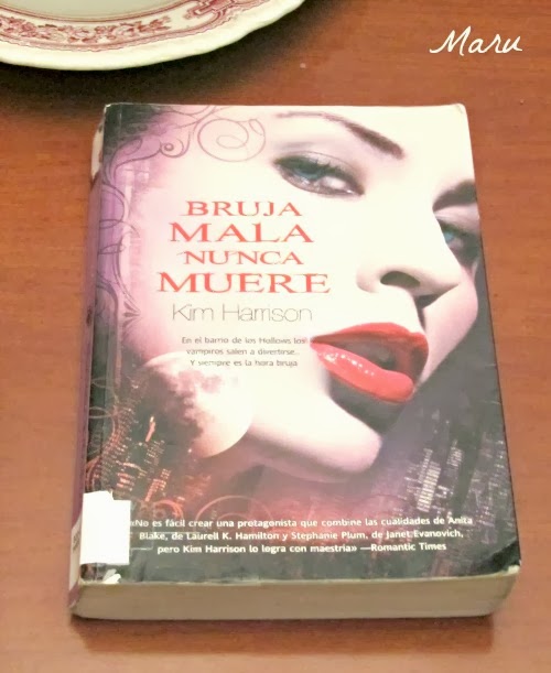 leyendo con Mar Bruja mala nunca muere de Kim Harrison. leyendo con Mar Bruja mala nunca muere de Kim Harrison.
