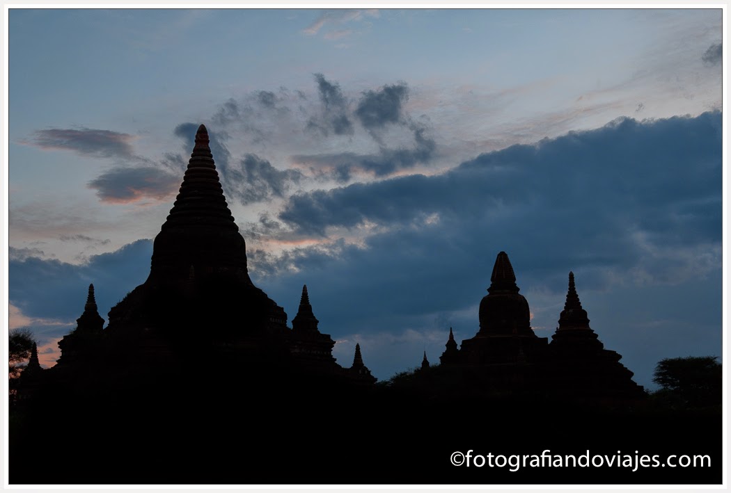 Atardecer en Bagan cerca de Buledi paya en Myanmar