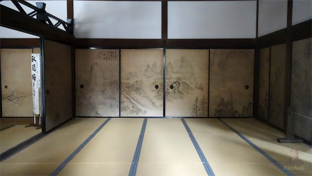 Rumah tradisional jepang dengan lukisan di pintu gesernya Rumah tradisional jepang dengan lukisan di pintu gesernya