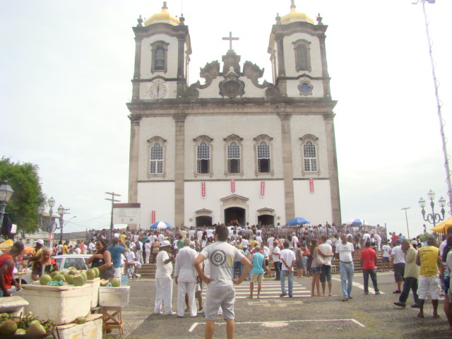 Baianos e turistas lotam a Igreja do Bonfim na última sexta-feira do ano