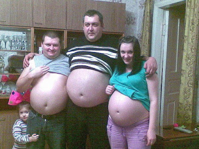 Lustige Menschen zum lachen - Bierbauch und Babybauch Lustige Menschen zum lachen - Bierbauch und Babybauch