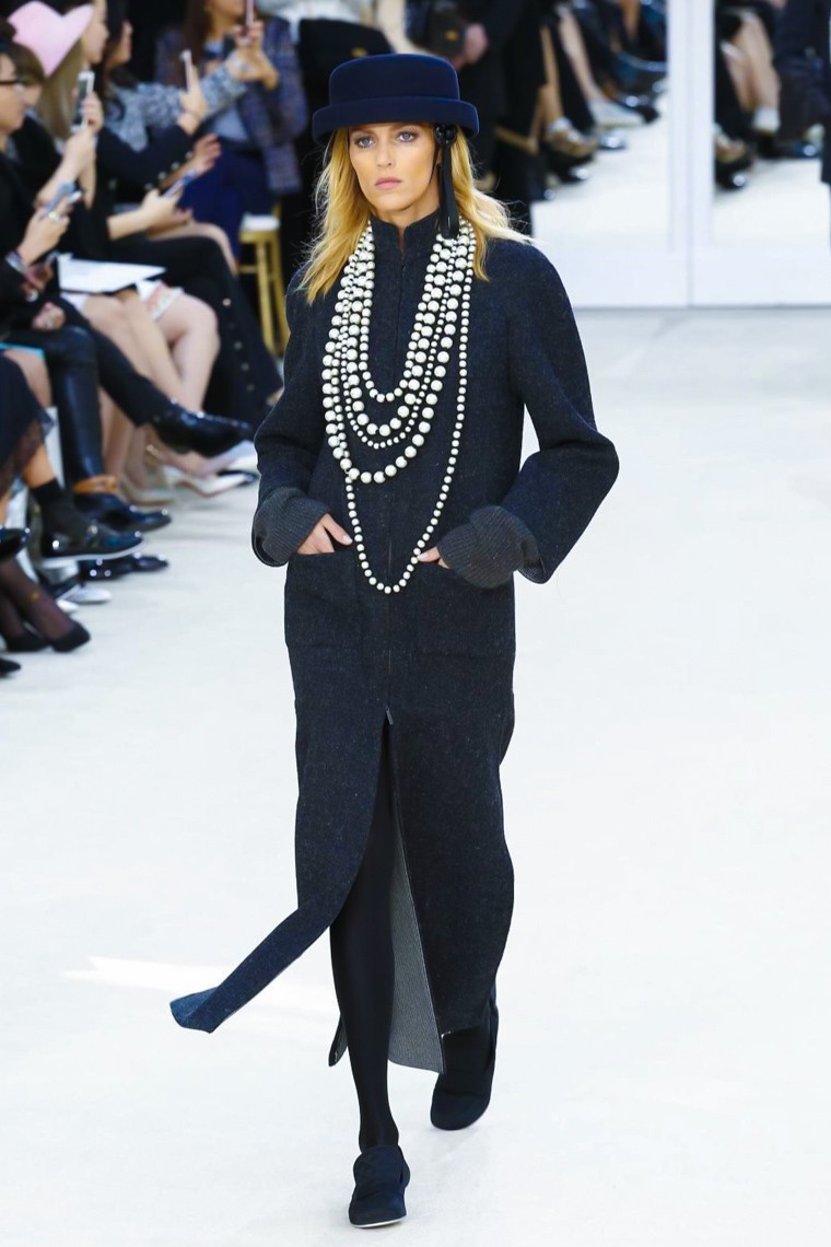 Chanel Fall/Winter 2016-2017 RTW PFW chanel-fall-winter-2016-2017-collection-paris-fashion-week, chanel-fall-winter-2016-2017, chanel-fall-winter-2016, chanel-fall-winter-2017, chanel-fall-winter, chanel-fall, chanel-fall-2016-2017, chanel-fall-2016, chanel-fall-2017, kendall-jenner-chanel, paris-fashion-week-2016, du-dessin-aux-podiums, dudessinauxpodiums