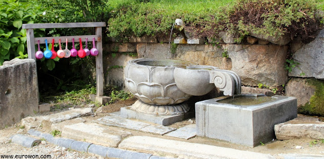 Fuente de agua en el templo budista Buseoksa
