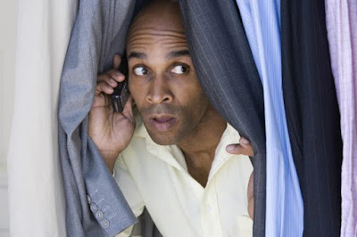 Hombre escondido detras de una cortina llamando por telÃ©fono