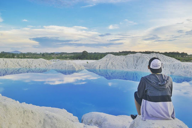 pemandangan di danau kaolin foto danau kaolin bangka belitung
