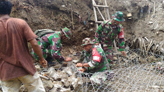 TNI-Polri dan Masyarakat Piru Pasang Bronjong Penahan Longsor di Sungai Dusun Tanopol.lelemuku.com.jpg TNI-Polri dan Masyarakat Piru Pasang Bronjong Penahan Longsor di Sungai Dusun Tanopol.lelemuku.com.jpg