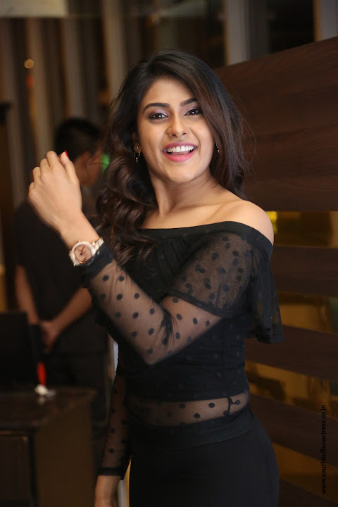 Naira Shah at E Ee Premiere Show