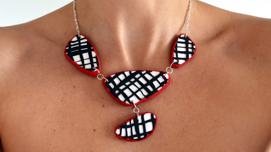 http://www.elrincondefrifri.com/2015/06/colgante-arcilla-polimerica-inspiracion-Desigual-2.html