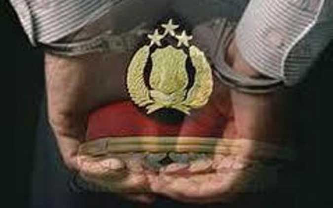 Purnawirawan Dan Satu Anggota Diadukan Ke Kapolri Ambon, Malukupost.com - Zakaria Watwahan, seorang purnawirawan, bersama Aiptu Donal Someru yang merupakan anggota Polda Maluku, diadukan ke Kapolri Jenderal Polisi Tito Karnavian karena diduga melanggar kode etik dengan menipu orang lain hingga korban mengalami kerugian Rp150 juta. "Saya terpaksa mengajukan surat pengaduan secara resmi ke Kapolri untuk meminta kebijaksanaan dan bantuan Kapolri karena segala upaya yang dilakukan selama ini sudah mengalami jalan buntu," Ely Puttirulan selaku pihak pengadu di Ambon, Rabu (31/1).