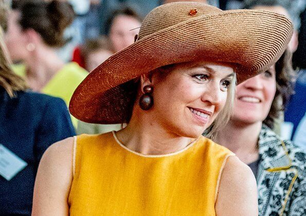 Queen Maxima wore a yellow embellished dress by Oscar de la Renta. Queen Maxima wore Oscar de la Renta embellished dress