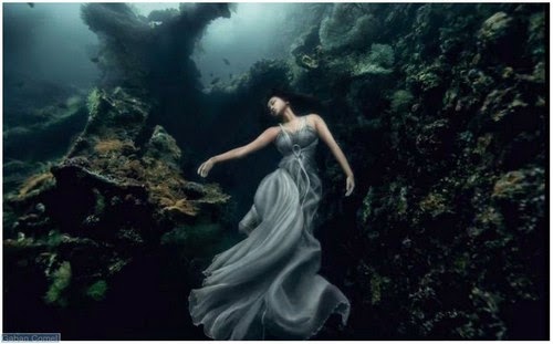 Menakjubkan! Model Wanita Menyelam Didasar Laut Dengan Berlatar