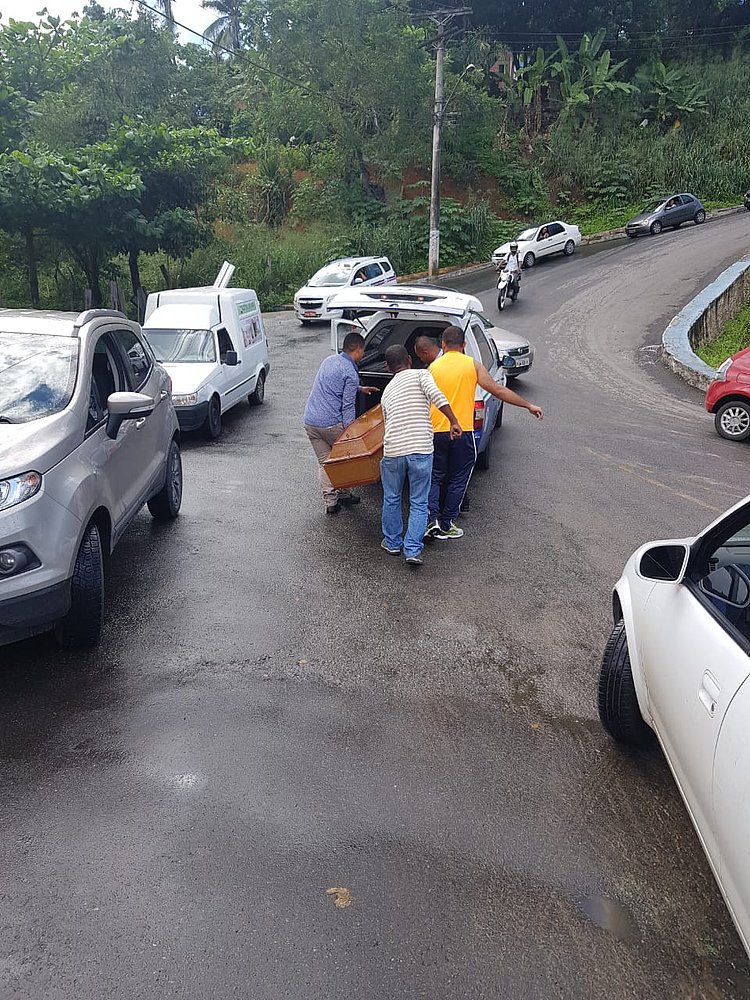 Caixão com defunto cai de carro e desliza no Ladeirão da Oito; vídeo mostra resgate Caixão com defunto cai de carro e desliza no Ladeirão da Oito; vídeo mostra resgate