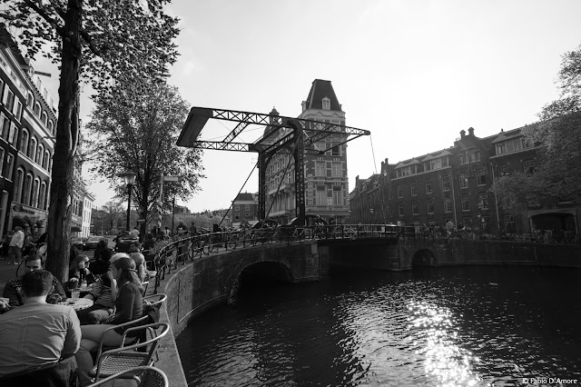 Canale e ponte mobile ad Amsterdam