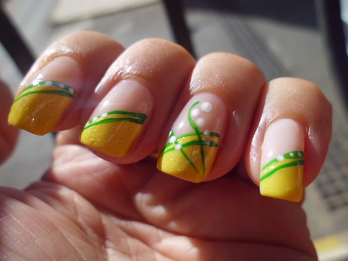 manicura francesa amarilla con lineas