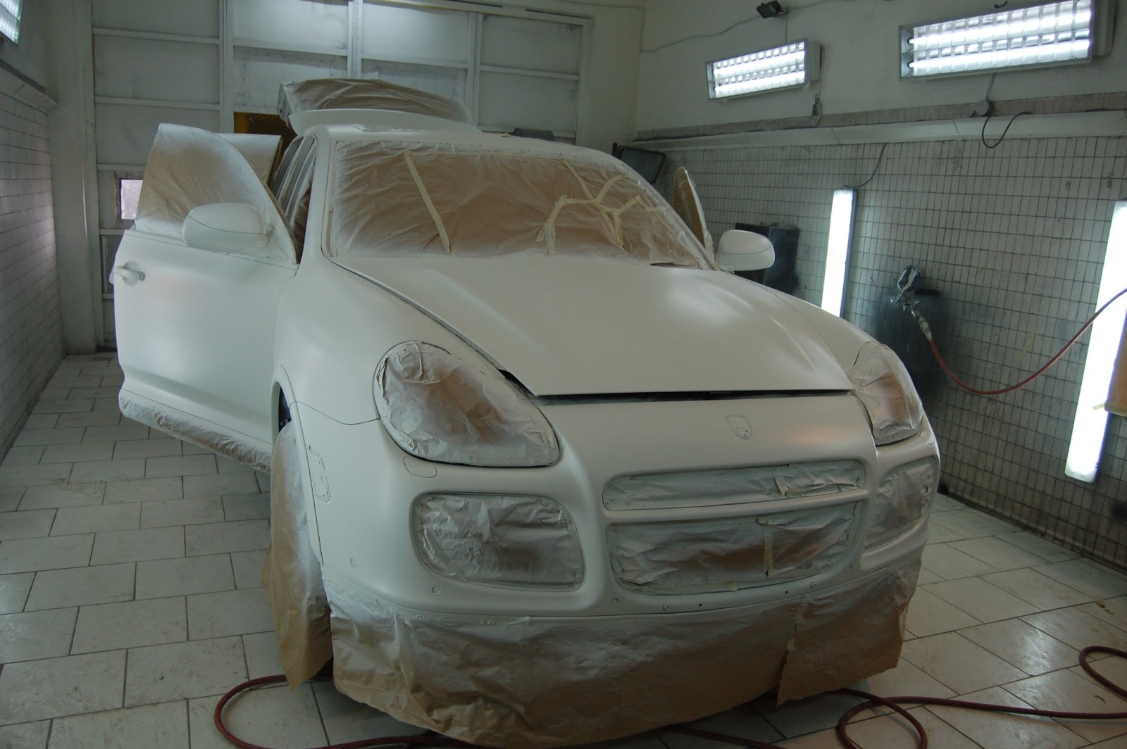 GARAGE FÉDÉRAL LIBREVILLE PEINTURE PORSCHE CAYENNE CHANGEMENT DE TEINTE DU NOIR AU BLANC